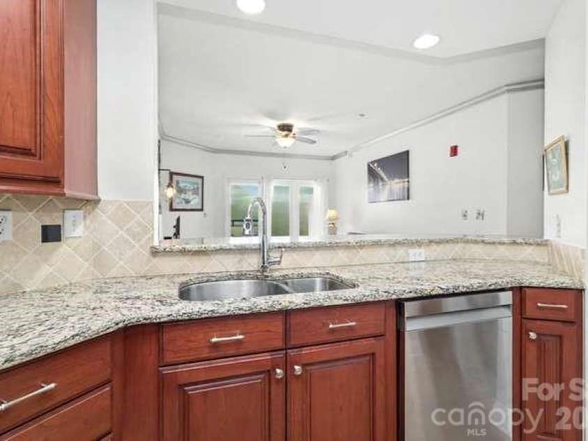 401 Church Street, Charlotte, NC 28202.  MLS# CAR4421548, YatesRealty ID 8389. 