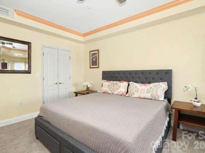 401 Church Street, Charlotte, NC 28202.  MLS# CAR4421548, YatesRealty ID 8389. 