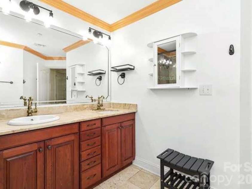 401 Church Street, Charlotte, NC 28202.  MLS# CAR4421548, YatesRealty ID 8389. 