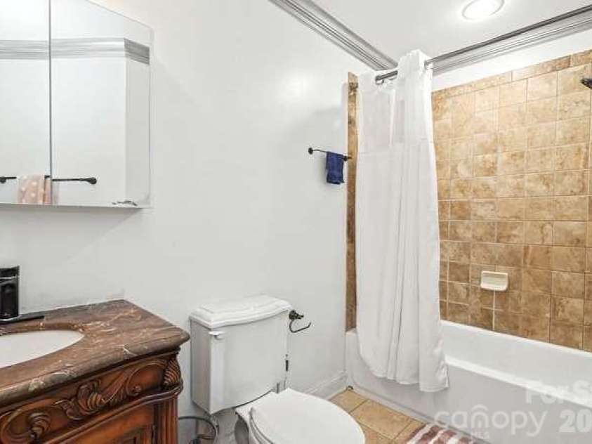 401 Church Street, Charlotte, NC 28202.  MLS# CAR4421548, YatesRealty ID 8389. 