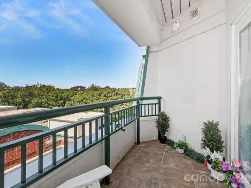 401 Church Street, Charlotte, NC 28202.  MLS# CAR4421548, YatesRealty ID 8389. 