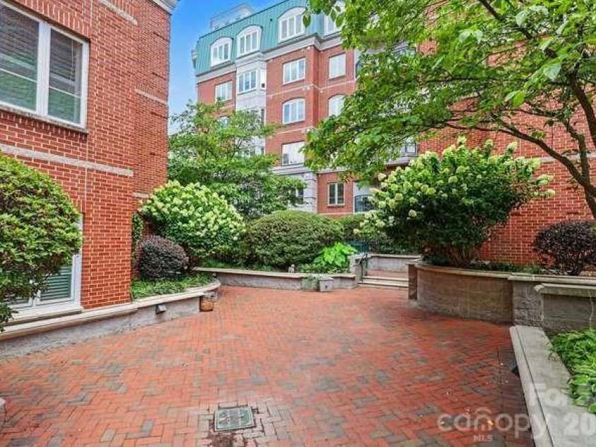 401 Church Street, Charlotte, NC 28202.  MLS# CAR4421548, YatesRealty ID 8389. 