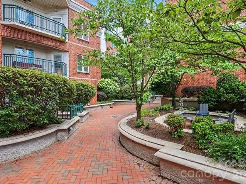 401 Church Street, Charlotte, NC 28202.  MLS# CAR4421548, YatesRealty ID 8389. 