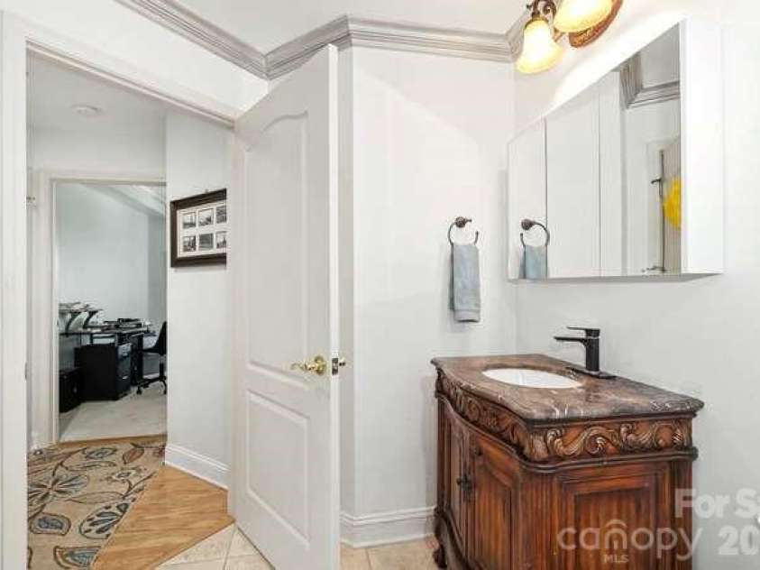 401 Church Street, Charlotte, NC 28202.  MLS# CAR4421548, YatesRealty ID 8389. Second full bath