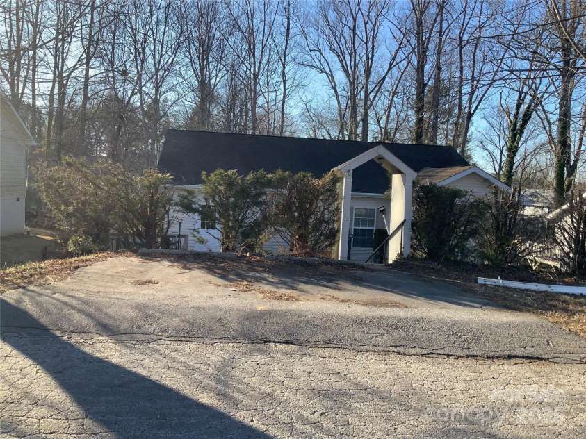 7 CHAPEL PARK Place, Asheville, NC 28803.  MLS# CAR4218869, YatesRealty ID 8392. 