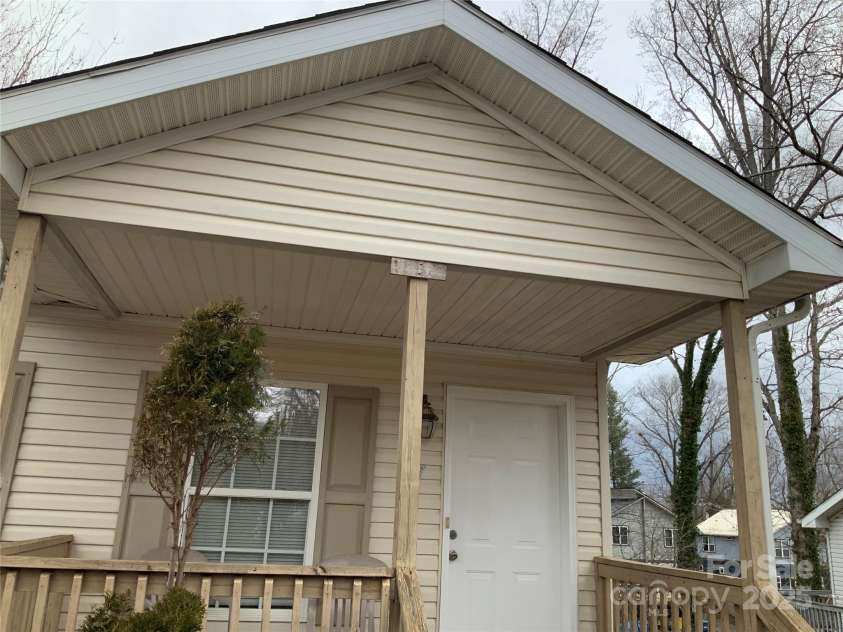 7 CHAPEL PARK Place, Asheville, NC 28803.  MLS# CAR4218869, YatesRealty ID 8392. 