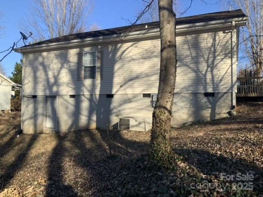 7 CHAPEL PARK Place, Asheville, NC 28803.  MLS# CAR4218869, YatesRealty ID 8392. 