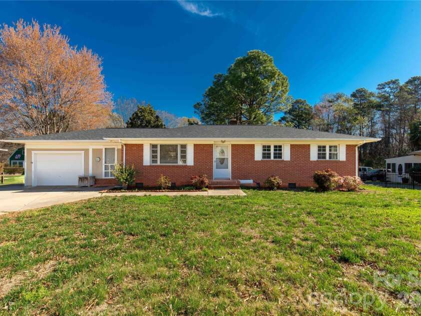 2033 Kimway Drive, Matthews, NC 28105.  MLS# CAR4312561, YatesRealty ID 8395. 
