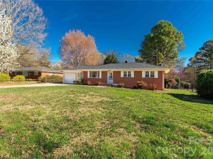 2033 Kimway Drive, Matthews, NC 28105.  MLS# CAR4312561, YatesRealty ID 8395. 
