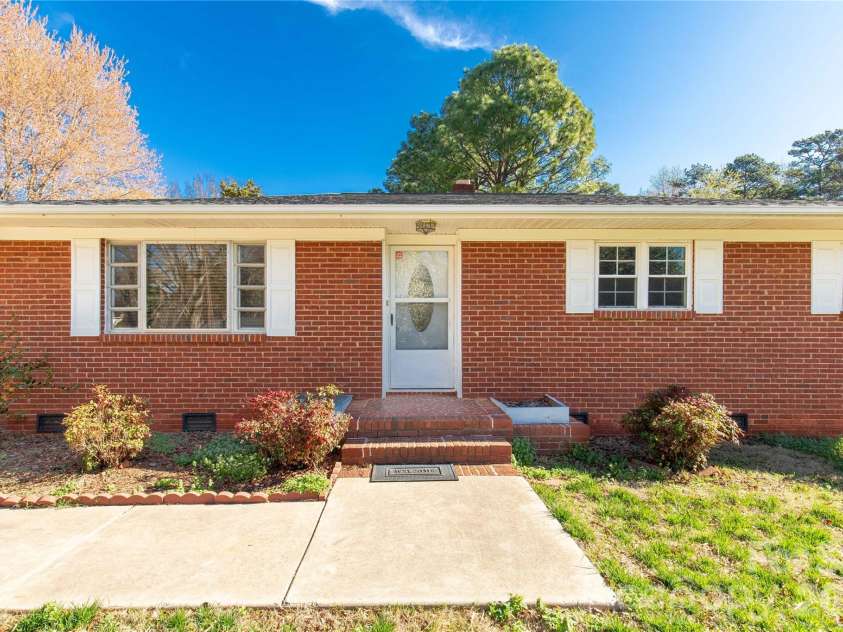 2033 Kimway Drive, Matthews, NC 28105.  MLS# CAR4312561, YatesRealty ID 8395. 