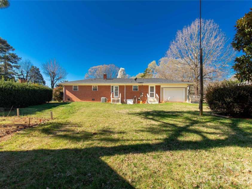2033 Kimway Drive, Matthews, NC 28105.  MLS# CAR4312561, YatesRealty ID 8395. 