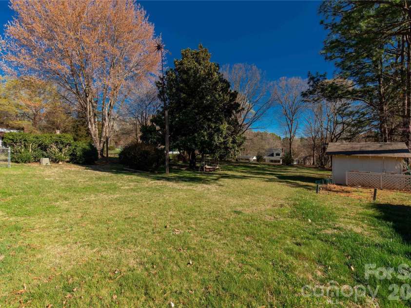 2033 Kimway Drive, Matthews, NC 28105.  MLS# CAR4312561, YatesRealty ID 8395. 