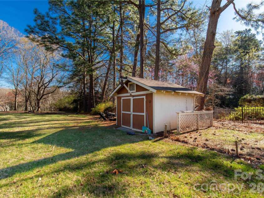 2033 Kimway Drive, Matthews, NC 28105.  MLS# CAR4312561, YatesRealty ID 8395. 