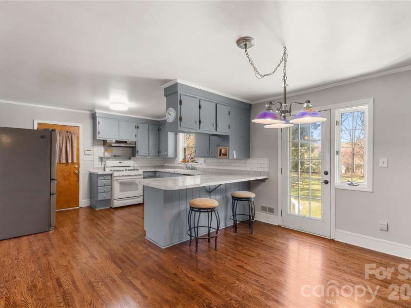 2033 Kimway Drive, Matthews, NC 28105.  MLS# CAR4312561, YatesRealty ID 8395. 