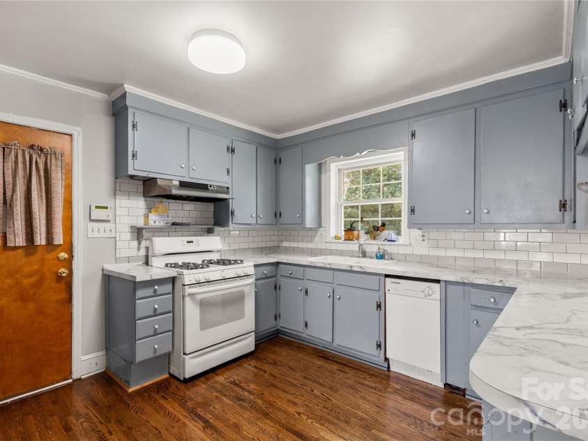 2033 Kimway Drive, Matthews, NC 28105.  MLS# CAR4312561, YatesRealty ID 8395. 