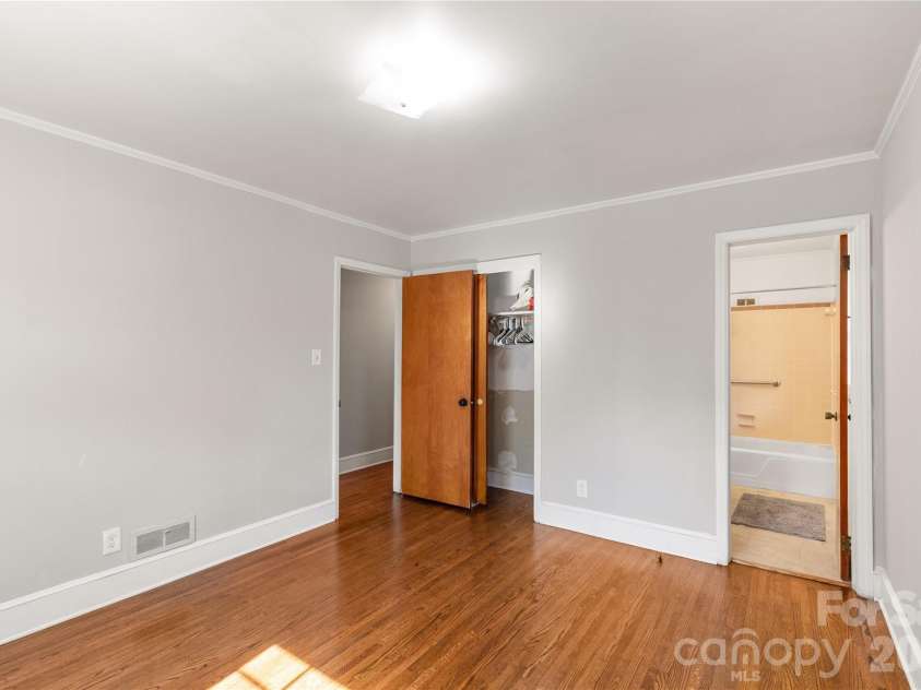 2033 Kimway Drive, Matthews, NC 28105.  MLS# CAR4312561, YatesRealty ID 8395. 