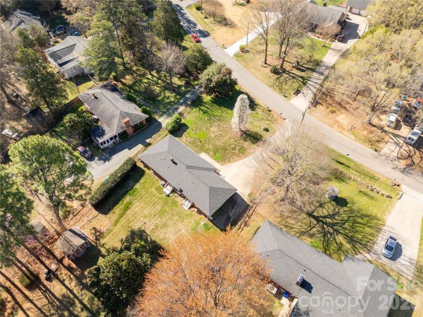 2033 Kimway Drive, Matthews, NC 28105.  MLS# CAR4312561, YatesRealty ID 8395. 