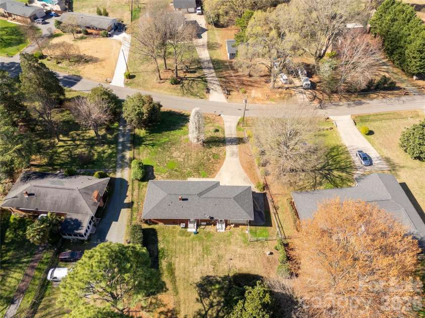 2033 Kimway Drive, Matthews, NC 28105.  MLS# CAR4312561, YatesRealty ID 8395. 