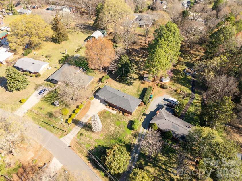 2033 Kimway Drive, Matthews, NC 28105.  MLS# CAR4312561, YatesRealty ID 8395. 