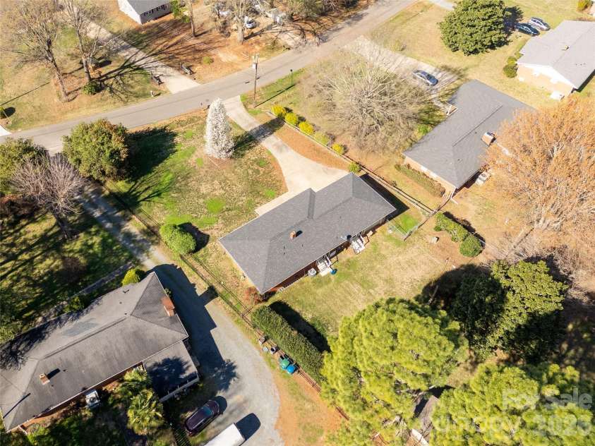 2033 Kimway Drive, Matthews, NC 28105.  MLS# CAR4312561, YatesRealty ID 8395. 