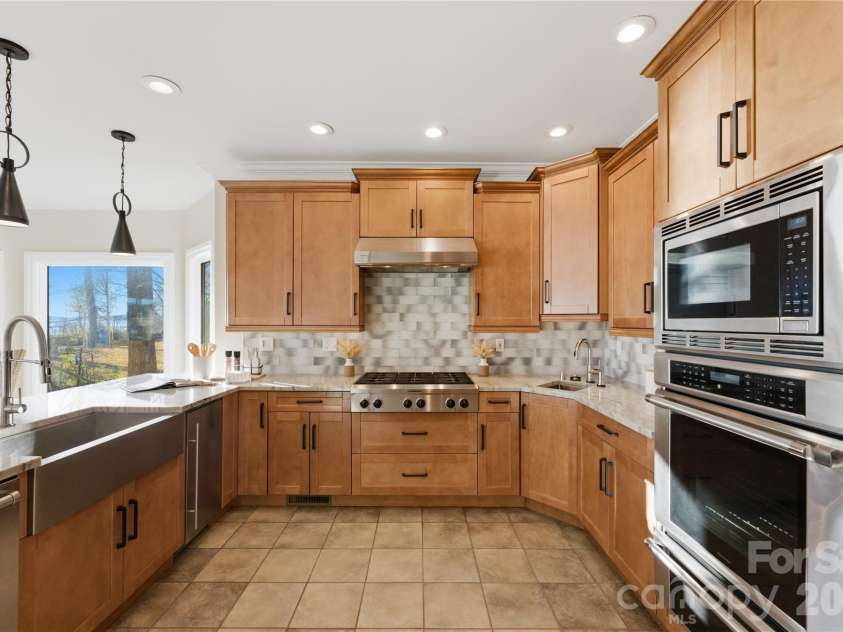 18019 Whispering Oaks Drive, Cornelius, NC 28031.  MLS# CAR4355958, YatesRealty ID 8397. Chefs Kitchen
