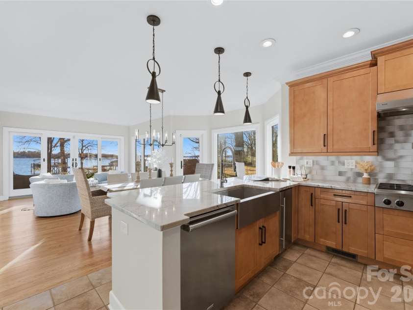 18019 Whispering Oaks Drive, Cornelius, NC 28031.  MLS# CAR4355958, YatesRealty ID 8397. Updated Kitchen with Gas Range