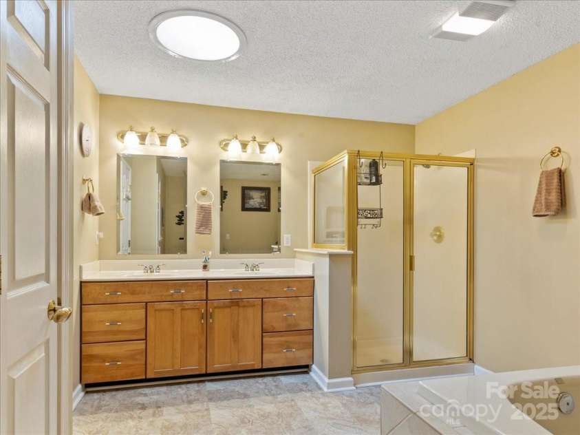 23 Dvga Court, Brevard, NC 28712.  MLS# CAR4285839, YatesRealty ID 8398. Primary Bath
