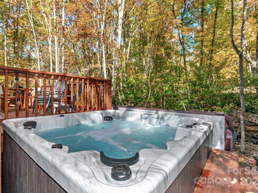 100 Spicewood Lane, Beech Mountain, NC 28604.  MLS# CAR4251246, YatesRealty ID 8400. 