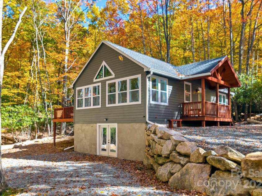 100 Spicewood Lane, Beech Mountain, NC 28604.  MLS# CAR4251246, YatesRealty ID 8400. 