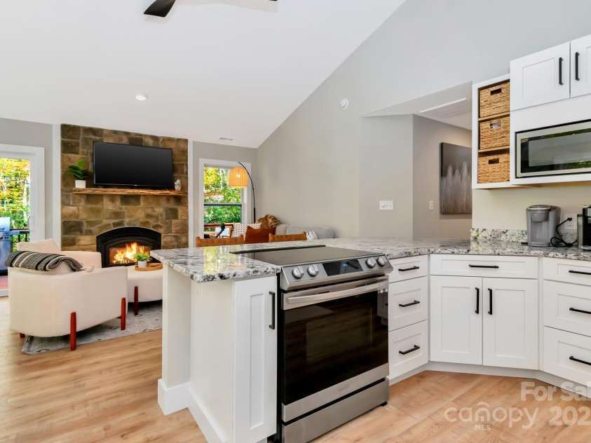 100 Spicewood Lane, Beech Mountain, NC 28604.  MLS# CAR4251246, YatesRealty ID 8400. 