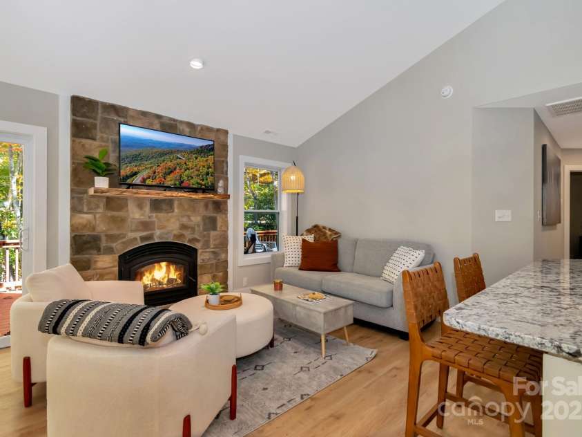 100 Spicewood Lane, Beech Mountain, NC 28604.  MLS# CAR4251246, YatesRealty ID 8400. 