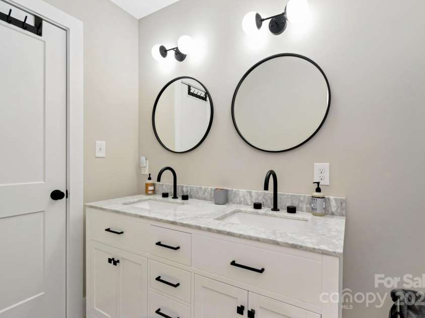 100 Spicewood Lane, Beech Mountain, NC 28604.  MLS# CAR4251246, YatesRealty ID 8400. 