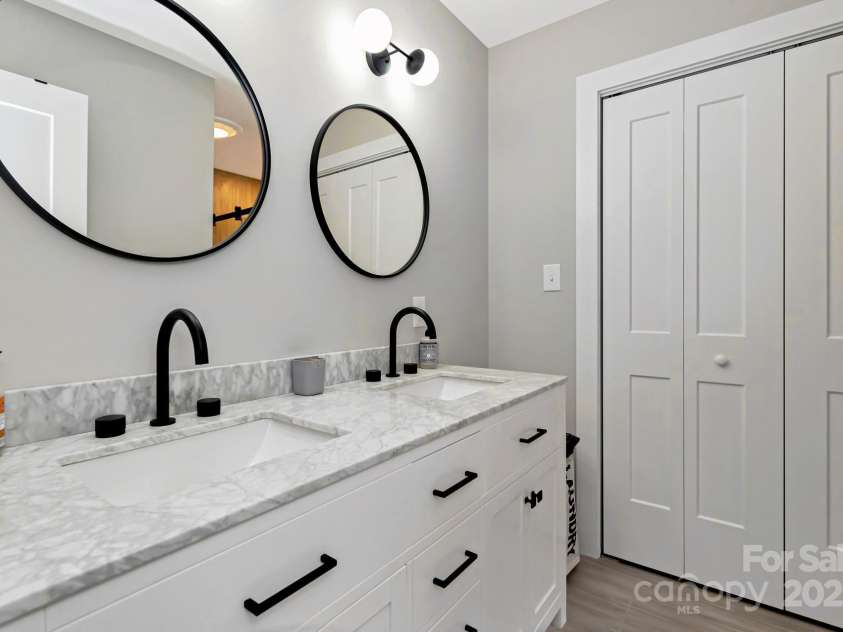 100 Spicewood Lane, Beech Mountain, NC 28604.  MLS# CAR4251246, YatesRealty ID 8400. 