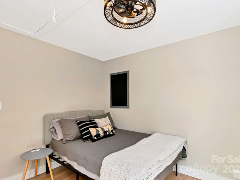 100 Spicewood Lane, Beech Mountain, NC 28604.  MLS# CAR4251246, YatesRealty ID 8400. 