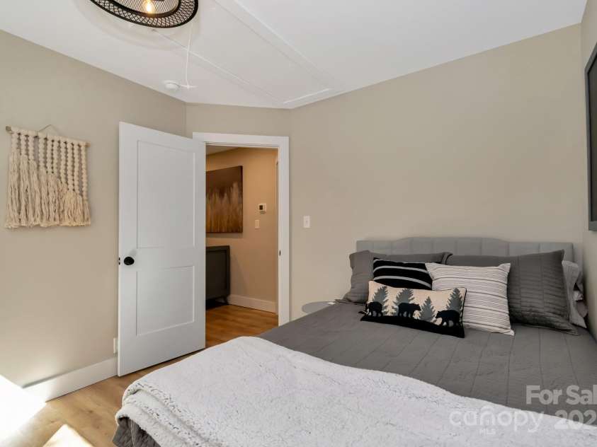 100 Spicewood Lane, Beech Mountain, NC 28604.  MLS# CAR4251246, YatesRealty ID 8400. 