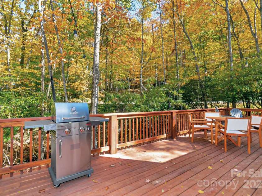 100 Spicewood Lane, Beech Mountain, NC 28604.  MLS# CAR4251246, YatesRealty ID 8400. 