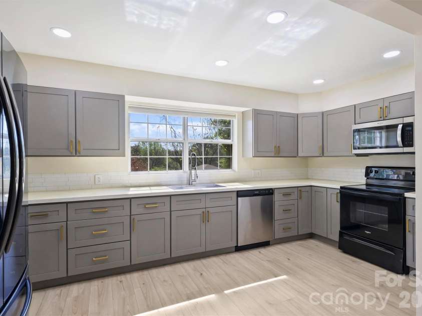 5447 Alpine Lane, Charlotte, NC 28269.  MLS# CAR4353524, YatesRealty ID 8401. 