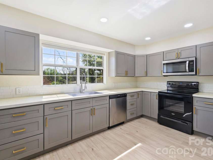 5447 Alpine Lane, Charlotte, NC 28269.  MLS# CAR4353524, YatesRealty ID 8401. 