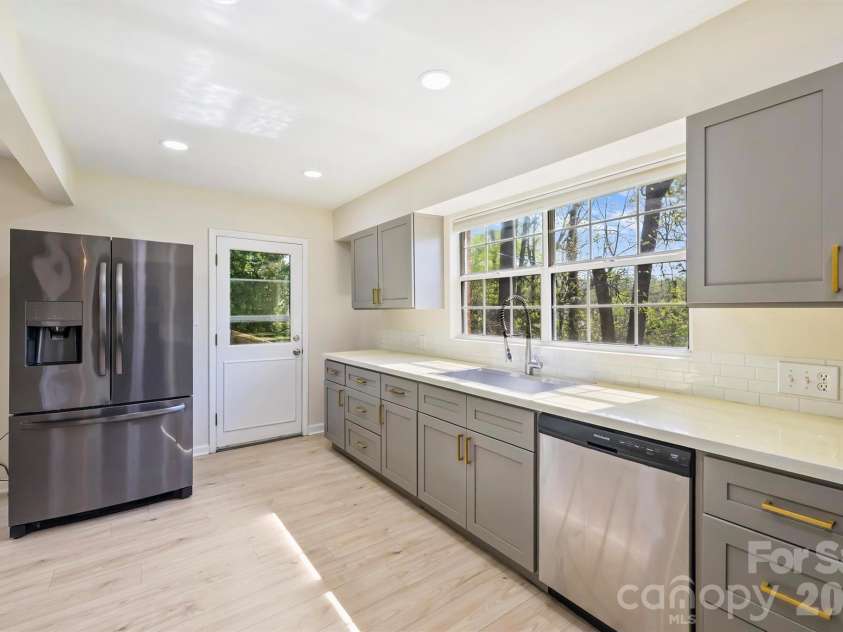 5447 Alpine Lane, Charlotte, NC 28269.  MLS# CAR4353524, YatesRealty ID 8401. 