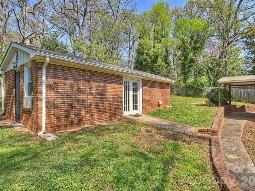 5447 Alpine Lane, Charlotte, NC 28269.  MLS# CAR4353524, YatesRealty ID 8401. 