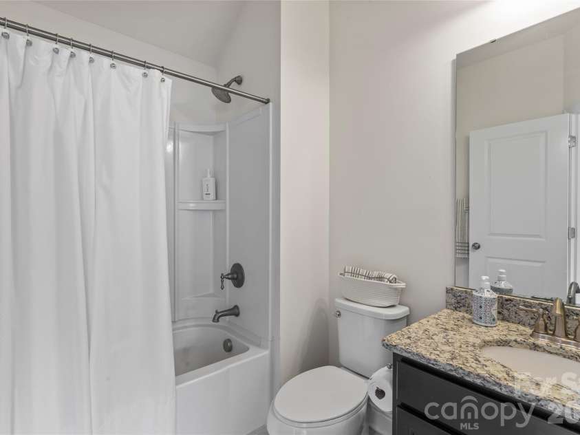 8015 Frances Haven Drive, Harrisburg, NC 28075.  MLS# CAR4318359, YatesRealty ID 8404. Upstairs Full Bathroom
