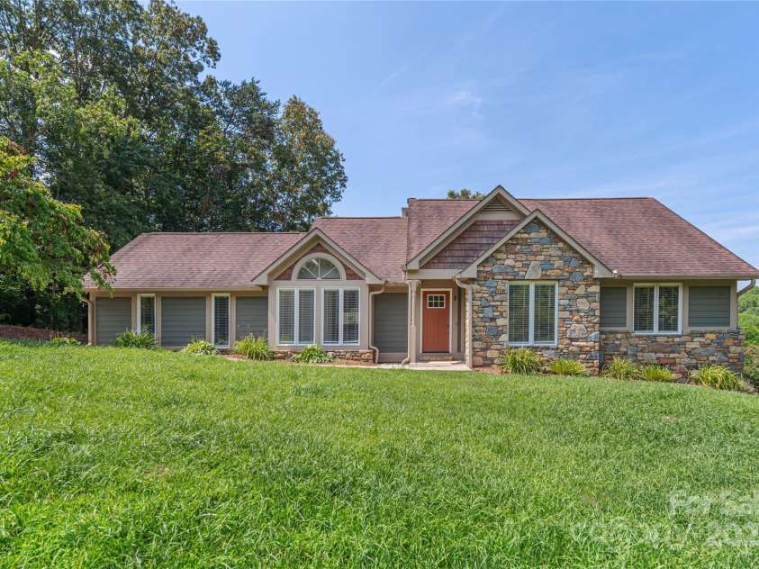 2 New Cross South, Asheville, NC 28805.  MLS# CAR4275977, YatesRealty ID 8407. 