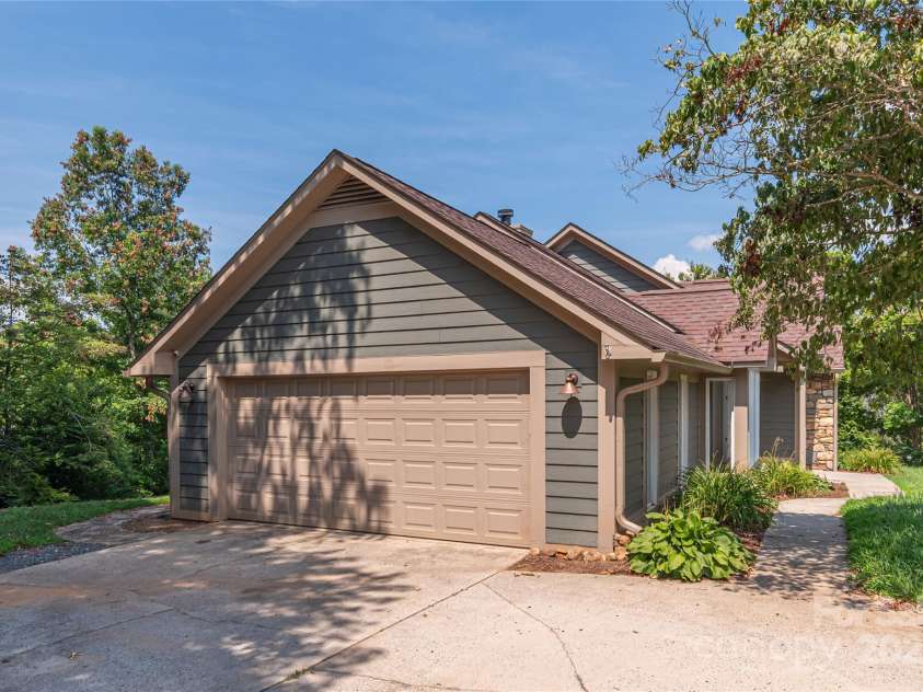 2 New Cross South, Asheville, NC 28805.  MLS# CAR4275977, YatesRealty ID 8407. 