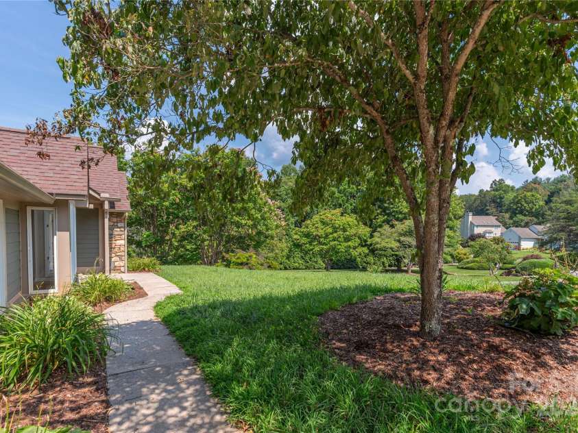 2 New Cross South, Asheville, NC 28805.  MLS# CAR4275977, YatesRealty ID 8407. 