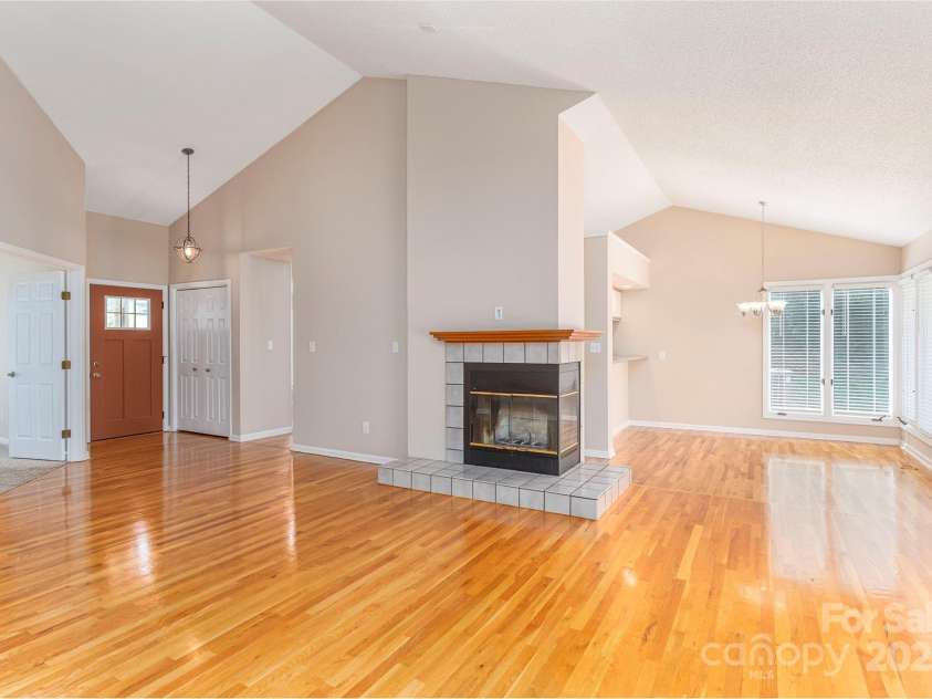 2 New Cross South, Asheville, NC 28805.  MLS# CAR4275977, YatesRealty ID 8407. 