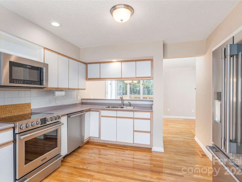 2 New Cross South, Asheville, NC 28805.  MLS# CAR4275977, YatesRealty ID 8407. 