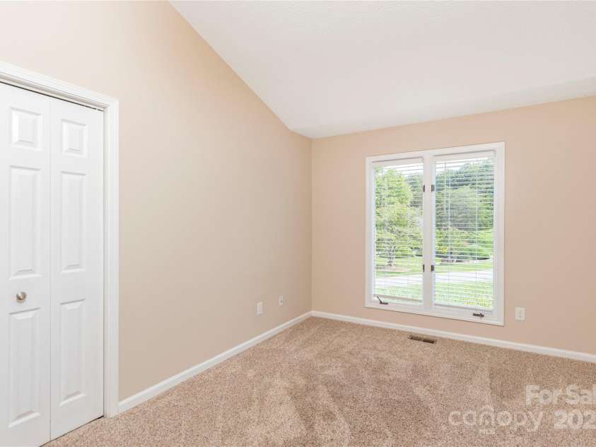 2 New Cross South, Asheville, NC 28805.  MLS# CAR4275977, YatesRealty ID 8407. 