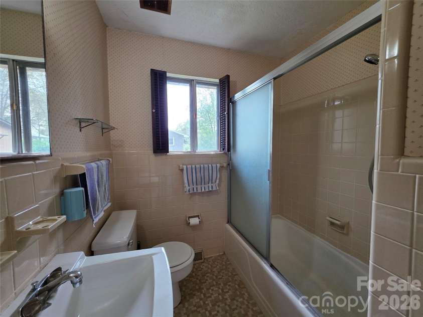 217 Park Road, Mount Holly, NC 28120.  MLS# CAR4360261, YatesRealty ID 8412. 