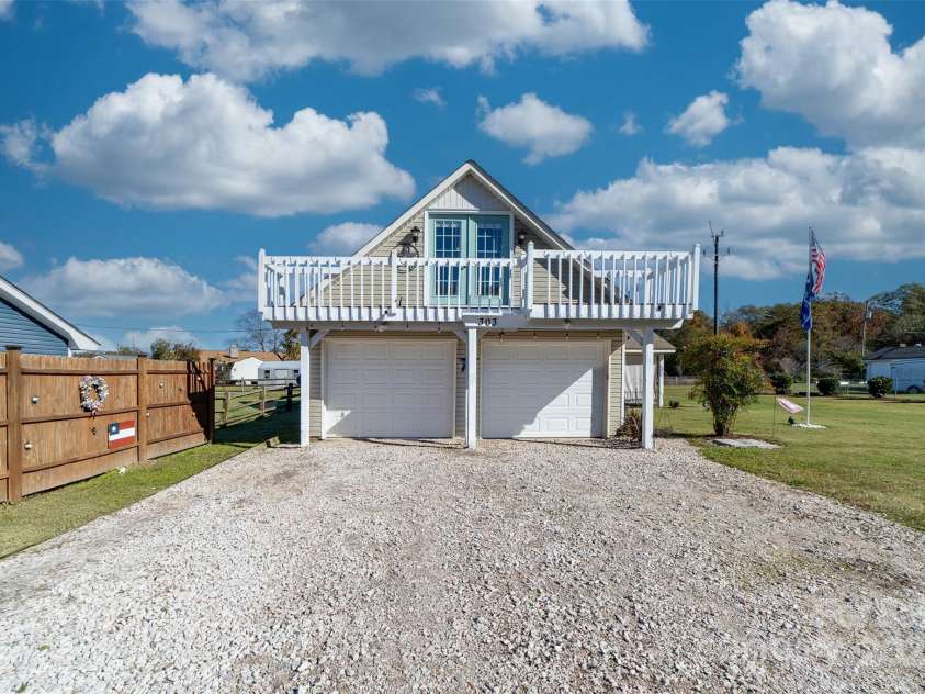 303 Knox Street, Clover, SC 29710.  MLS# CAR4207332, YatesRealty ID 8412. 