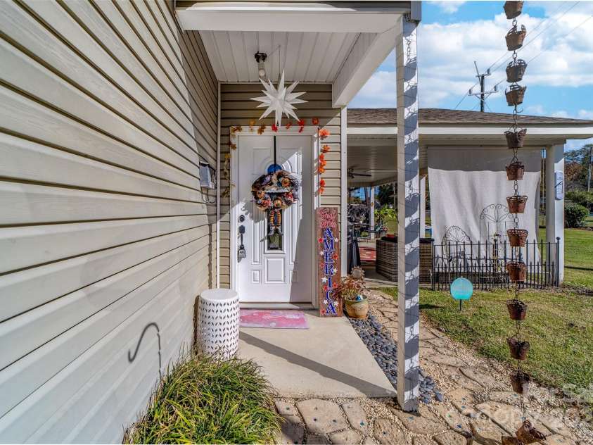 303 Knox Street, Clover, SC 29710.  MLS# CAR4207332, YatesRealty ID 8412. 